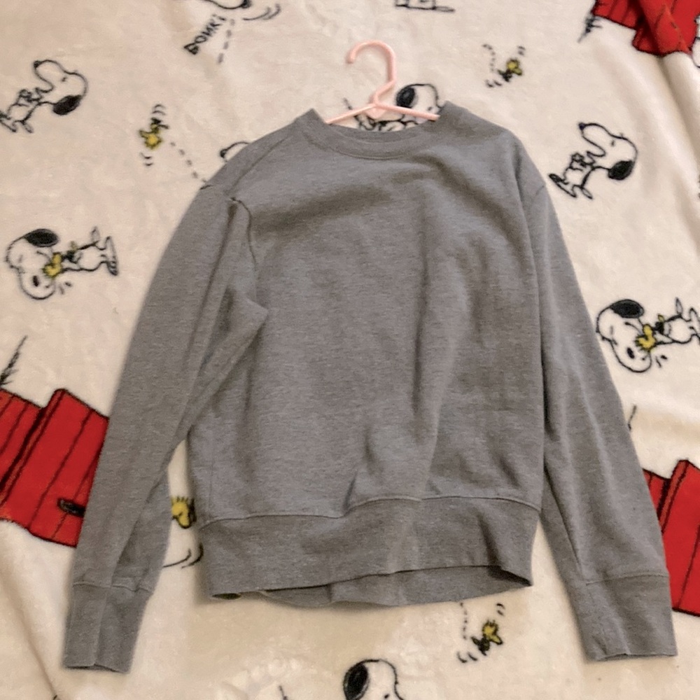 cute gray sweatshirt !!